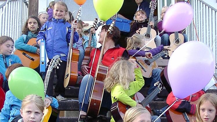 Das Floß des SaaleMusicums war bereits im vergangenen Jahr zu Gast in Euerdorf. Auch heuer wird e s wieder von zahlreichen Akteuren begrüßt. Foto: Doris Bauer