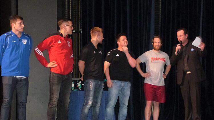 Die Spielführer der Kulmbacher Fußballclubs (von links) Alexander Wachter (VfB), Fabian Früh (TSV 08), Patrick Werther (ATS) und VfR (Sven Neidhardt) mit  Moderator Joffrey Streit und "Sniper Schorsch", einem ehemaliger Weltmeister im Fußball-Tennis