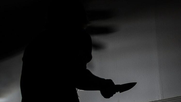 Eine Frau hat in Unterfranken wohl im Streit ihren Mann mit einem Messer verletzt. Er kam mit Stichverletzungen am Bauch in eine Klinik.