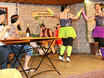 Bewerbungstanz f&uuml;r den Hollywoodstreifen: Martha (Nina Andert) und Lotte (Sabine Kargoll) sehen sich schon als Stars und stellen ihr K&ouml;nnen als T&auml;nzerinnen unter Beweis. Zum Entsetzten von Lydia Spitzgras (Monika Dinkel), Kurt Schn&uuml;ffel (Thomas Dinkel), Max Bierfreund (Christian Schauer), Robert Laubenpieper (Michael Schauer), Sofie (Petra Engert) und Bruno Breit (Bernd Dinkel) &nbsp;&nbsp;Fotos: Gerd Klemenz