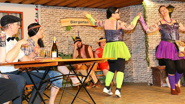 Bewerbungstanz f&uuml;r den Hollywoodstreifen: Martha (Nina Andert) und Lotte (Sabine Kargoll) sehen sich schon als Stars und stellen ihr K&ouml;nnen als T&auml;nzerinnen unter Beweis. Zum Entsetzten von Lydia Spitzgras (Monika Dinkel), Kurt Schn&uuml;ffel (Thomas Dinkel), Max Bierfreund (Christian Schauer), Robert Laubenpieper (Michael Schauer), Sofie (Petra Engert) und Bruno Breit (Bernd Dinkel) &nbsp;&nbsp;Fotos: Gerd Klemenz