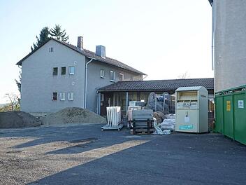 Wo jetzt noch die alte Schule in Langenleiten steht, soll einmal ein Gemeinschaftshaus für alle im Dorf entstehen. Gerade werden Ideen gesammelt.