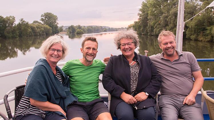 Ein schöner Sonnenuntergang wurde den Gästen der Schifffahrt auf dem Main beschert. Im Bild (von links) Gerti und Harald Emmert sowie Ute Reichert-Ulsamer und Guntram Ulsamer aus Haßfurt.Ulrike Langer