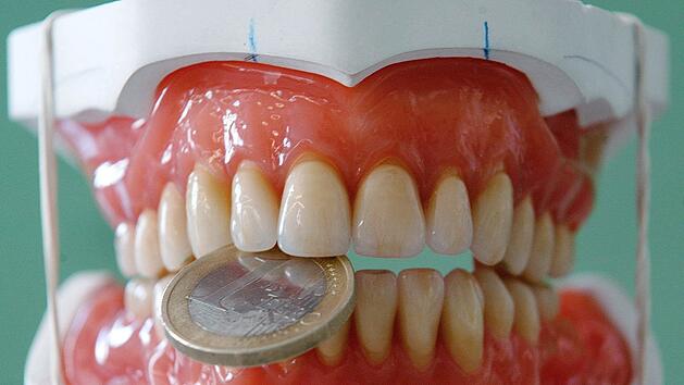 Symbolfoto Zahnersatz