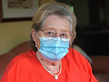 Johanna Strysio lebt im Seniorenwohnheim und schreibt &uuml;ber alle Zeiten: auch &uuml;ber die Corona-Phase, die sie ohne Besuch verbringen musste. Foto: Bastian S&uuml;nkel