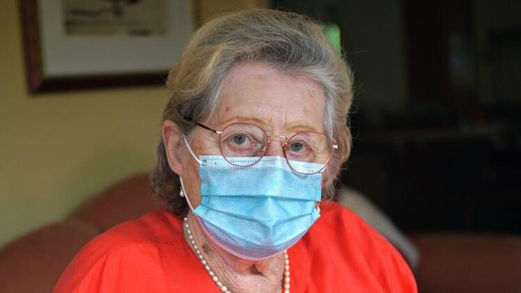 Johanna Strysio lebt im Seniorenwohnheim und schreibt &uuml;ber alle Zeiten: auch &uuml;ber die Corona-Phase, die sie ohne Besuch verbringen musste. Foto: Bastian S&uuml;nkel