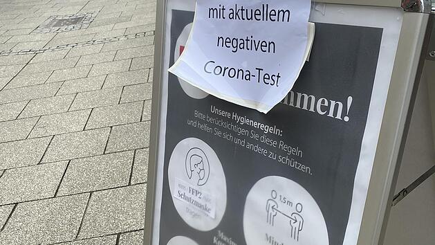Noch eher provisorisch machen manche Geschäfte in der Bad Kissinger Innenstadt darauf aufmerksam, dass seit Montag neue Einschränkungen beim Einkaufen gelten.