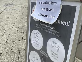 Noch eher provisorisch machen manche Gesch&auml;fte in der Bad Kissinger Innenstadt darauf aufmerksam, dass seit Montag neue Einschr&auml;nkungen beim Einkaufen gelten.