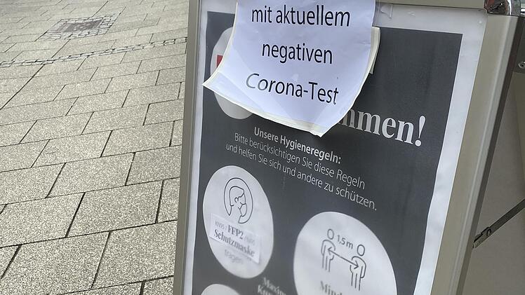 Noch eher provisorisch machen manche Geschäfte in der Bad Kissinger Innenstadt darauf aufmerksam, dass seit Montag neue Einschränkungen beim Einkaufen gelten.