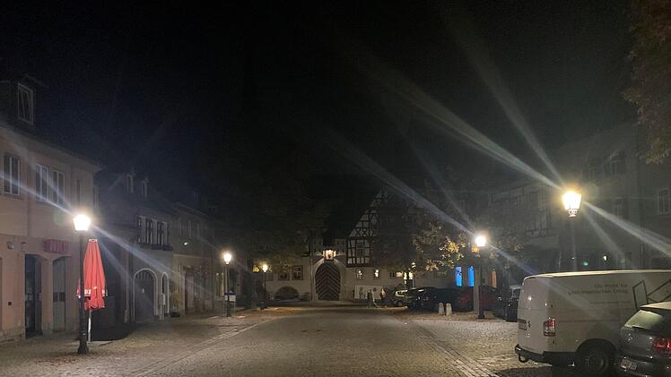 Der Münnerstädter Anger bei Nacht: Die Straßenlampen werden auch künftig zwischen 1 und 5 Uhr morgens brennen. Die geplante Abschaltung der Beleuchtung im Stadtgebiet funktioniert so nicht.  Foto: Thomas Malz