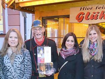 Sie engagierten sich für den Förderverein Bunter Kreis Bayreuth mit Glühweinverkauf im Bayreuther Winterdorf: V.l. Altoberbürgermeister Dr. Michael Hohl, Hanne Hohl, Norbert Neugirg, Lolita Popp, die Bayerische Vizebierkönigin Daniela Engel, Fritz Hofmann, der Bruder des verstorbenen Tenors Peter Hofmann.  Foto: Munzert