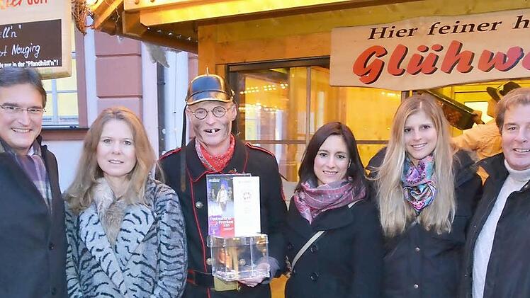 Sie engagierten sich für den Förderverein Bunter Kreis Bayreuth mit Glühweinverkauf im Bayreuther Winterdorf: V.l. Altoberbürgermeister Dr. Michael Hohl, Hanne Hohl, Norbert Neugirg, Lolita Popp, die Bayerische Vizebierkönigin Daniela Engel, Fritz Hofmann, der Bruder des verstorbenen Tenors Peter Hofmann.  Foto: Munzert