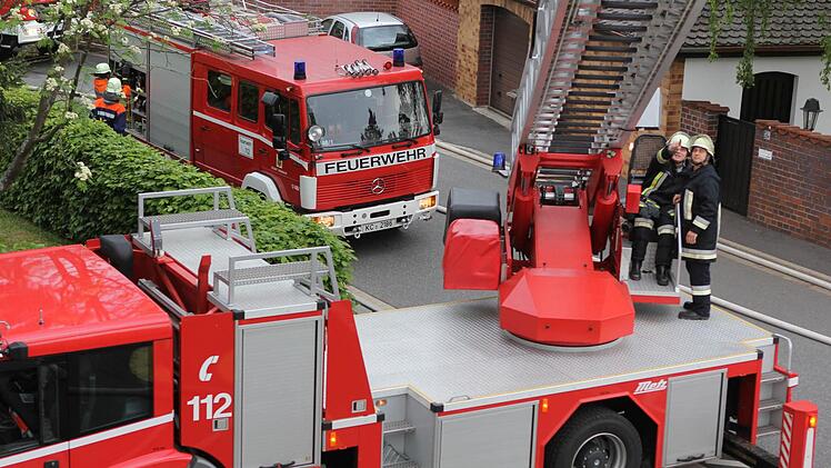 Schnell bringt die Feuerwehr die Drehleiter in Position.