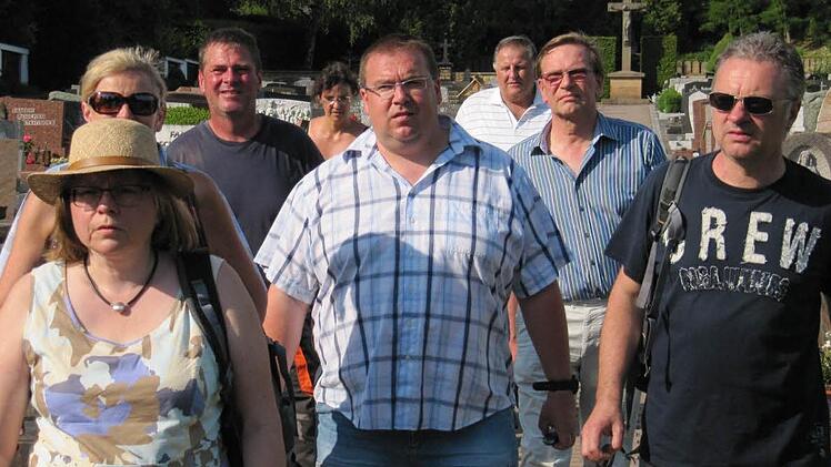 Schweißtreibend war die Tour durch den gemeindlichen Friedhof für den Gundelsheimer Gemeinderat. Fotos: Freudensprung