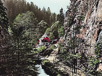 Hier sollte in der Steinachklamm die Steinach mit einer 50 Meter hohen Mauer angestaut werden. Die Hammerschmiede Waffenhammer (um 1800 Familie Gundermann) war um 1900 auch eine vornehme Sommerfrische der Familie Josef Geyer. Reproduktionen: Siegfried Sesselmann