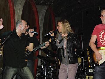 Keine Spur von Schongang: "Overdrive" sorgte zwischen Weinfässern im Winzerkeller für knackige, musikalische Unterhaltung.  Fotos: Winfried Ehling