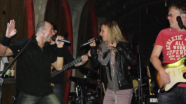 Keine Spur von Schongang: "Overdrive" sorgte zwischen Weinfässern im Winzerkeller für knackige, musikalische Unterhaltung.  Fotos: Winfried Ehling