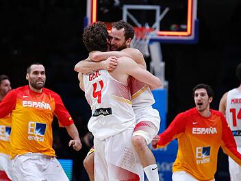 Sergio Rodriguez wirft sich nach dem Sieg über Griechenland an den Hals von Pau Gasol (Nr. 4), der mit 27 Punkten Spanien ins Halbfinale führte. Foto: Sebastian Nogier/dpa