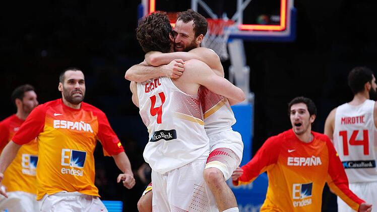 Sergio Rodriguez wirft sich nach dem Sieg über Griechenland an den Hals von Pau Gasol (Nr. 4), der mit 27 Punkten Spanien ins Halbfinale führte. Foto: Sebastian Nogier/dpa