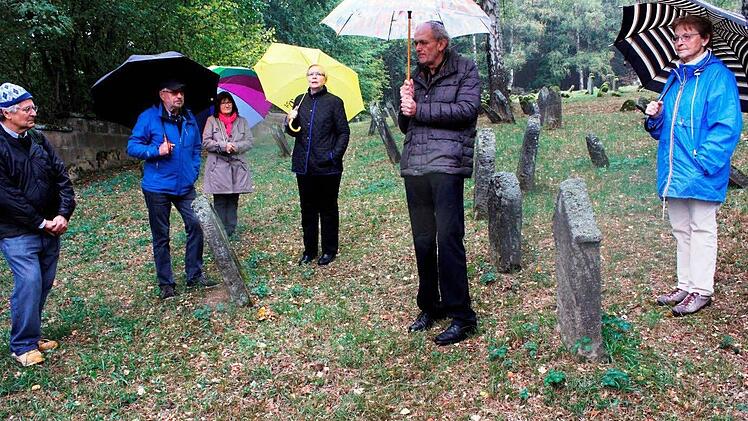Josef Motschmann erkl&auml;rt die Geschichte des Friedhofes.  Foto: Roland Dietz