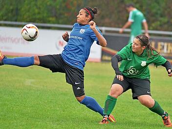 Der TSV Brand (blaue Trikots) kam in der Bezirksoberliga gegen den TSV Lonnerstadt nicht über ein 2:2-Remis hinaus.  Foto: Picturedreams