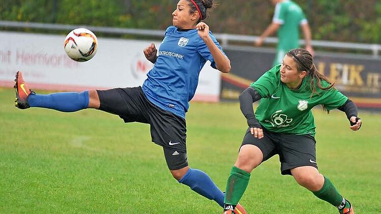 Der TSV Brand (blaue Trikots) kam in der Bezirksoberliga gegen den TSV Lonnerstadt nicht über ein 2:2-Remis hinaus.  Foto: Picturedreams