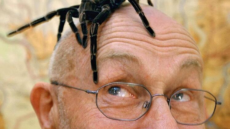 Viele hielten Rüdiger Nehberg schlicht für einen Bekloppten - aber seine Survival-Abenteuer sind legendär. Davon berichtete der 81-Jährige im Bayreuther "Zentrum" vor 170 begeisterten Zuhörern. Foto: Kay Nittfeld/dpa