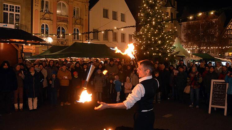 Feuer- und Lasershow von Markus Just auf dem Bad Kissinger Weihnachtsmarkt 2016. Foto: Peter Rauch