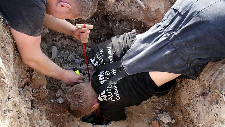 Auch mit einer Schlinge gelingt es Kraus zunächst nicht die Hunde einzufangen.