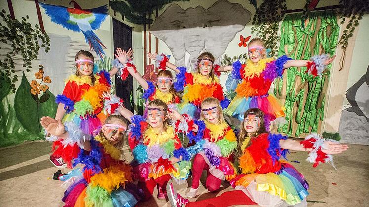 Die Mini-Garde als Papageie.