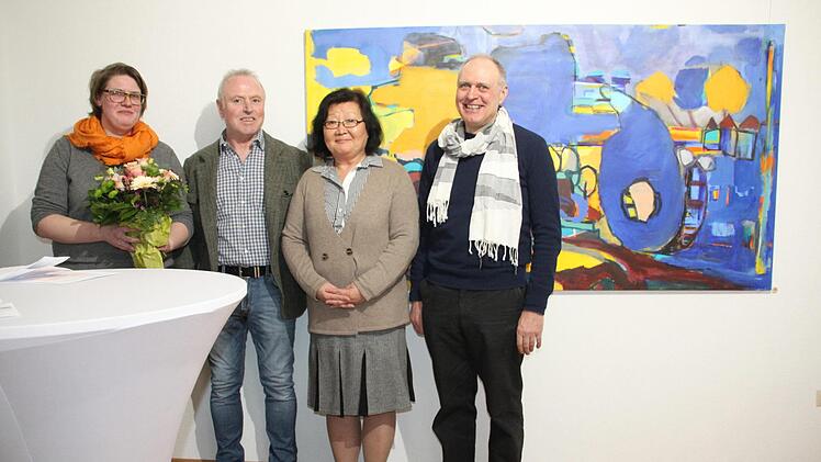 Kunsthistorikerin Verena Callens (links) stellte mit Malerin Lucia Scheid-Nam und Bildhauer Adelbert Heil zwei der ausstellenden Künstler vor. Bildhauer Rainer Kurka aus Berlin war gesundheitlich verhindert.Stephan Stöckel