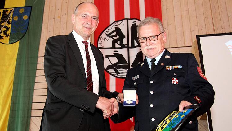 Heinrich Süß (l.) überreichte Wilhelm Oed die Bürgermedaille.  Foto: Richard Sänger