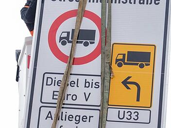 Ein Fahrverbotsschild f&uuml;r Lastwagen mit Diesel-Motor bis Euro5 wird an der Zufahrt zur Hamburger Stresemannstra&szlig;e aufgeh&auml;ngt. Wegen zu schmutziger Luft in vielen deutschen St&auml;dten verklagt die EU-Kommission die Bundesrepublik vor dem Europ&auml;ischen Gerichtshof. Foto: Daniel Bockwoldt/dpa