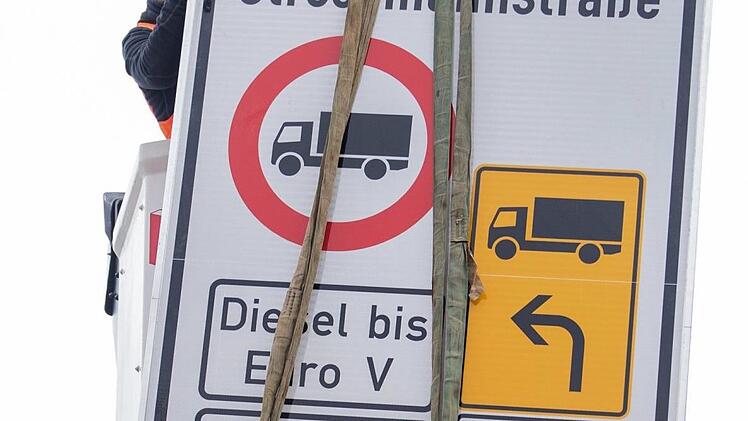 Ein Fahrverbotsschild f&uuml;r Lastwagen mit Diesel-Motor bis Euro5 wird an der Zufahrt zur Hamburger Stresemannstra&szlig;e aufgeh&auml;ngt. Wegen zu schmutziger Luft in vielen deutschen St&auml;dten verklagt die EU-Kommission die Bundesrepublik vor dem Europ&auml;ischen Gerichtshof. Foto: Daniel Bockwoldt/dpa