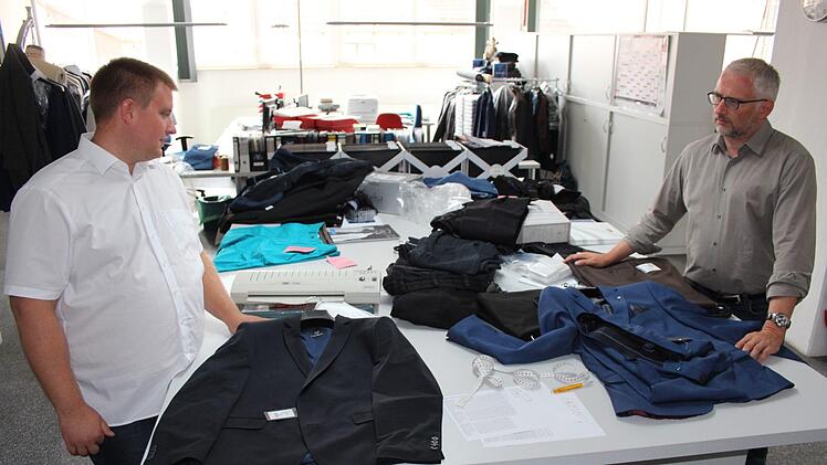 Murk und Lange betrachten neue Muster.
