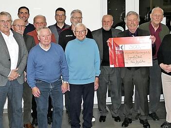 Ein Stelldichein der Bamberger Sportgeschichte: Hermann Albrecht, Manfred Fried, Heinz Kuntke, Helmut Volkert, Michael G&uuml;ntner, G&uuml;nter Blenk, Rudi G&uuml;tlein, Adrian Grodel, Lothar Schug, Theo Gulden, Hans-J&uuml;rgen Winkler, Hansj&ouml;rg Luther, Karl Kraus, Annerose Basel, G&uuml;nter Beck, G&uuml;nter Pauser, FCE-Vorstandsvorsitzender J&ouml;rg Schmalfu&szlig;. Auf dem Bild fehlen die Jubilare Christian und Matthias Pauser. Foto: Sascha Dorsch