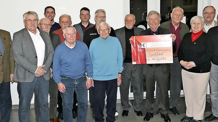 Ein Stelldichein der Bamberger Sportgeschichte: Hermann Albrecht, Manfred Fried, Heinz Kuntke, Helmut Volkert, Michael G&uuml;ntner, G&uuml;nter Blenk, Rudi G&uuml;tlein, Adrian Grodel, Lothar Schug, Theo Gulden, Hans-J&uuml;rgen Winkler, Hansj&ouml;rg Luther, Karl Kraus, Annerose Basel, G&uuml;nter Beck, G&uuml;nter Pauser, FCE-Vorstandsvorsitzender J&ouml;rg Schmalfu&szlig;. Auf dem Bild fehlen die Jubilare Christian und Matthias Pauser. Foto: Sascha Dorsch