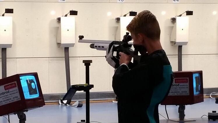 Fabian Leicht beim Trainieren mit dem Luftgewehr.Anja Leicht