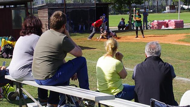 Auf den Abstand geachtet: Die Kronacher und Erlangener Baseballfans sind sehr diszipliniert mit ihrer Rolle als Zuschauer umgegangen. Foto: Marco Meißner