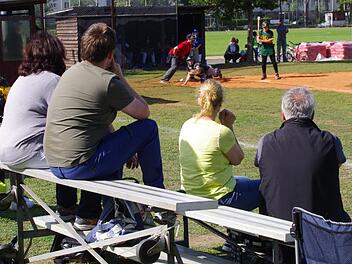 Auf den Abstand geachtet: Die Kronacher und Erlangener Baseballfans sind sehr diszipliniert mit ihrer Rolle als Zuschauer umgegangen. Foto: Marco Meißner