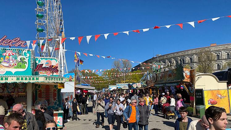 Nürnberg feiert Volksfest-Auftakt bei bestem Frühlingswetter