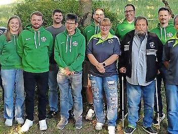 Der neu ins Amt gewählte Ausschuss des FSTs zusammen mit den beiden ausscheidenden langjährigen Mitgliedern Willi Rackelmann (r.) und Peter Mlodyschewski (3. v. r.)