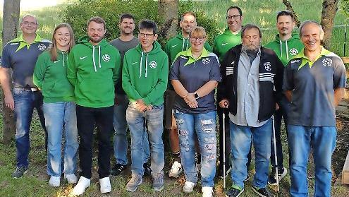 Der neu ins Amt gewählte Ausschuss des FSTs zusammen mit den beiden ausscheidenden langjährigen Mitgliedern Willi Rackelmann (r.) und Peter Mlodyschewski (3. v. r.)
