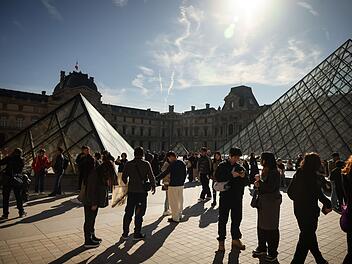 Anzeige nach Louvre-Aktion: Deutsche h&auml;ngen eigene Bilder auf