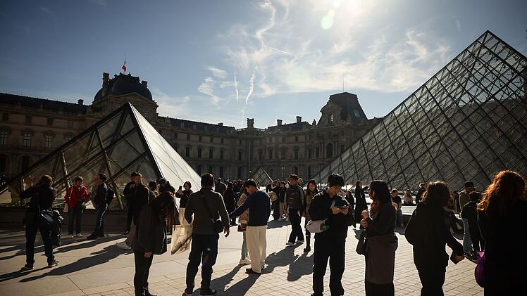 Anzeige nach Louvre-Aktion: Deutsche h&auml;ngen eigene Bilder auf