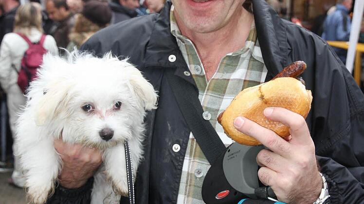 Richard Saffer testet eine Bratwurstsemmel.
