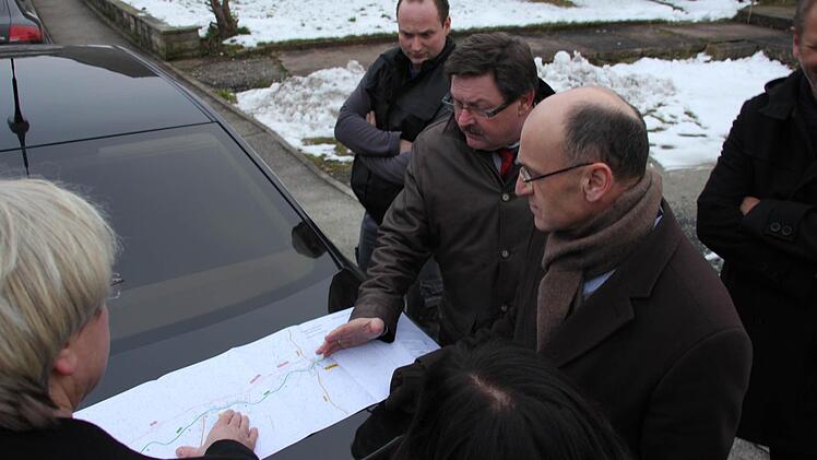 Da geht's lang: Innenstaatsskretär Gerhard Eck gibt Manfred Rott die Richtung vor ...