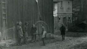 Die Ortsstraße 1946. Im Bild das Haus mit Scheunde der Familie Fischer, Hausnummer 45.