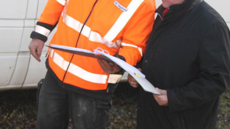 Bürgermeister Volker Schmiechen und Michael Degelmann besprechen vor Ort das weitere Vorgehen.