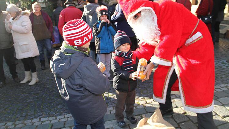 Der Nikolaus verschenkte kleine Päckchen mit Leckereien an alle braven Kinder. Foto: Gerda Völk